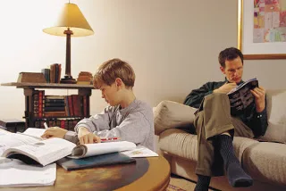 “Κάθισε παιδί μου να διαβάσεις”. Πώς θα πείσετε το παιδί να μελετήσει στο σπτίτι