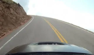 Aυτοκίνητο που τρέχει με μεγάλη ταχύτητα πέφτει από γκρεμό – Στο 0:06 η συγκλονιστική στιγμή!