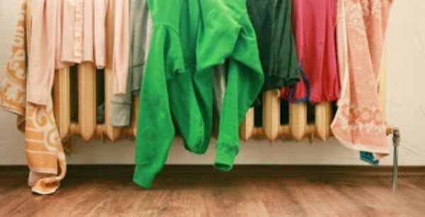 ΠΡΟΣΟΧΗ: Σταματήστε ΑΜΕΣΩΣ να στεγνώνετε ρούχα στο καλοριφέρ – Κίνδυνος για την υγεία;