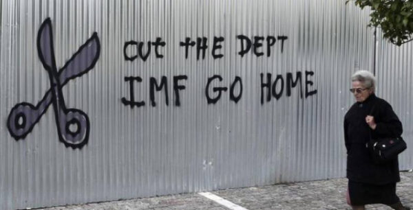 Bloomberg: Το ΔΝΤ να διαγράψει το ελληνικό χρέος και να αποχωρήσει