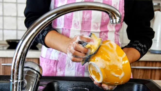 Έξυπνο τρικ για όσες πλένουν τα πιάτα στο χέρι!