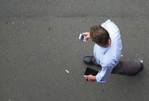 Περπατάς στο δρόμο και στέλνεις μηνύματα στο κινητό;;; Δες γιατί ΔΕΝπρέπει να το κάνεις! (ΞΕΚΑΡΔΙΣΤΙΚΟ VIDEO)