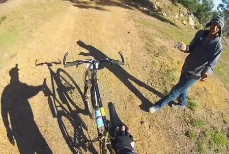 VIDEO: Ποδηλάτης με κάμερα GoPro πέφτει θύμα ληστείας με την απειλή όπλου στην Αφρική