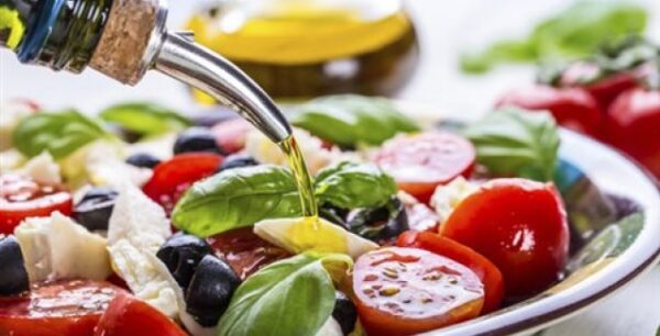 Χάστε κιλά με μεσογειακή διατροφή και όχι με δίαιτα λίγων λιπαρών