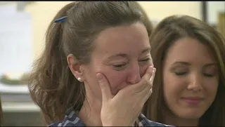 Viral: Το δώρο μαθητών στην δασκάλα τους που “γονάτισε” το διαδίκτυο (βίντεο)