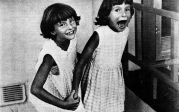 Ιδιογλωσσία ! Η συγκλονιστική ιστορία δύο δίδυμων αδερφιών που ανέπτυξαν δική τους γλώσσα επικοινωνίας. Ακούστε τα!