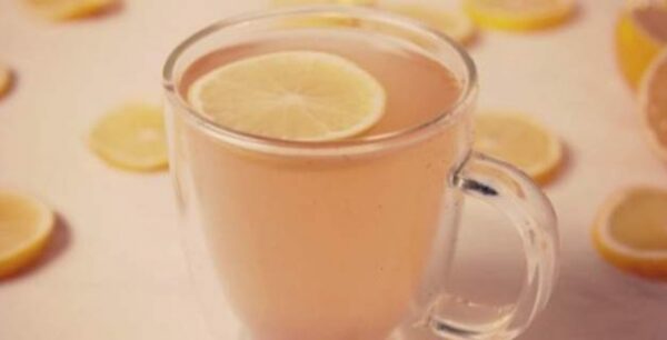 Γιατί πρέπει να πίνουμε νερό με λεμόνι;