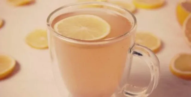 Γιατί πρέπει να πίνουμε νερό με λεμόνι;