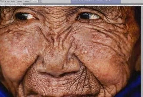 AΠΙΣΤΕΥΤΟ!! ΔΕΙΤΕ πώς αυτή η ηλικιωμένη ΜΕΤΑΜΟΡΦΩΝΕΤΑΙ σε μία ΝΕΑ καιΩΡΑΙΑ γυναίκα στο λεπτό!!