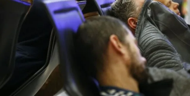 Γυναίκες ή άνδρες κοιμούνται περισσότερο; Και σε ποια χώρα;