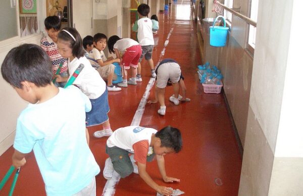 Πώς μαθαίνουν οι Ιάπωνες μαθητές να σέβονται το σχολείο τους και τον εαυτό τους…