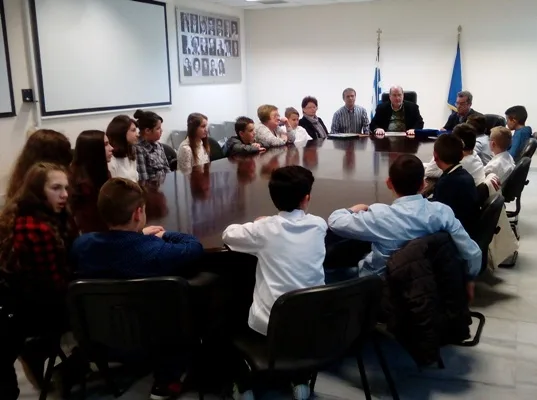 Ο υπουργός με τα παιδιά της Φλώρινας: πολλά μπράβο κι ένα πείραμα