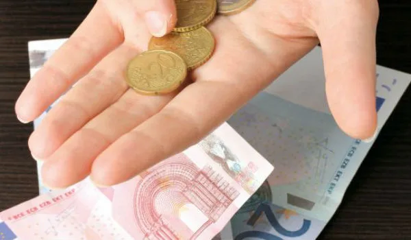 Βουτιά έκαναν τα εισοδήματα, αυξήθηκαν οι ασφαλισμένοι