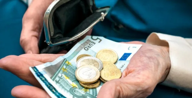 “ΠΕΤΣΟΚΟΜΕΝΟ” το ΕΚΑΣ που θα παίρνουν από αύριο οι συνταξιούχοι – Τα νέα ποσά