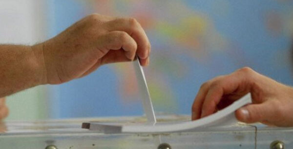 Επανέρχονται τα σενάρια πρόωρων εκλογών. Ποιοι και γιατί βλέπουν πολιτικές εξελίξεις