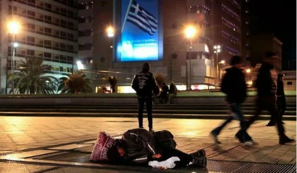 ΕΚΤ: Οι Έλληνες έχασαν σχεδόν το μισό τους εισόδημα λόγω της κρίσης