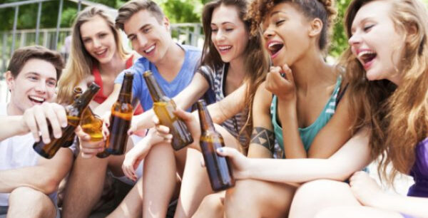 Ο συνδυασμός ενεργειακών ποτών και αλκοόλ, επιζήμιος για τον εγκέφαλο των εφήβων