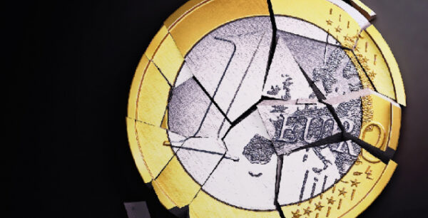 Η Guardian παρουσιάζει την Ελλάδα και πάλι μπροστά στο χείλος του γκρεμού