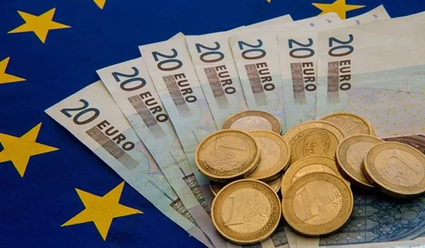 Στην υιοθέτηση ενός ενιαίου κατώτατου μισθού προσανατολίζεται η ΕΕ