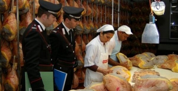 Διατροφικό σκάνδαλο: Κοτόπουλα σε φορμόλη, κρέας πιθήκου και ελιές με… χαλαζόπετρα