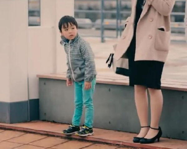 Πώς αντιδρούν τα μικρά παιδιά όταν πέσει μπροστά τους ένα πορτοφόλι; (VIDEO)