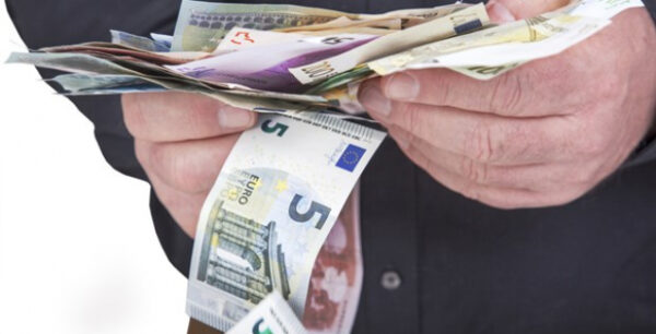 Εξοντωτικά χαράτσια από σήμερα για “μπλοκάκια” και επιχειρήσεις