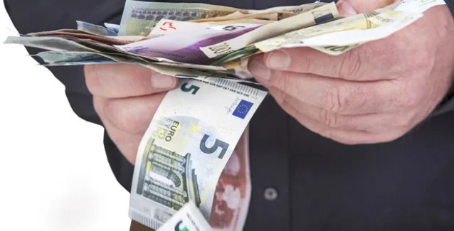 Εξοντωτικά χαράτσια από σήμερα για “μπλοκάκια” και επιχειρήσεις