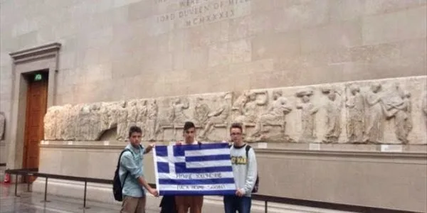 Μαθητές ύψωσαν ελληνική σημαία μέσα στο Βρετανικό Μουσείο (φωτό)