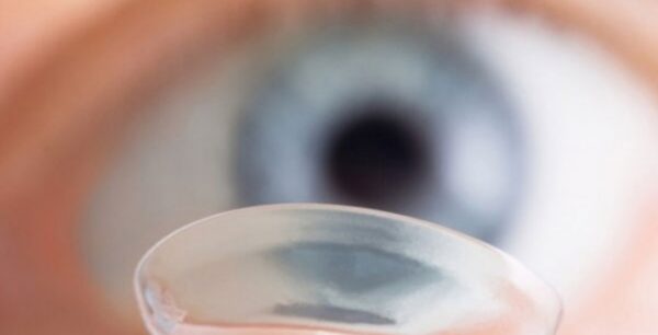 Κοιμάστε με τους φακούς επαφής; Δείτε από τι κινδυνεύετε