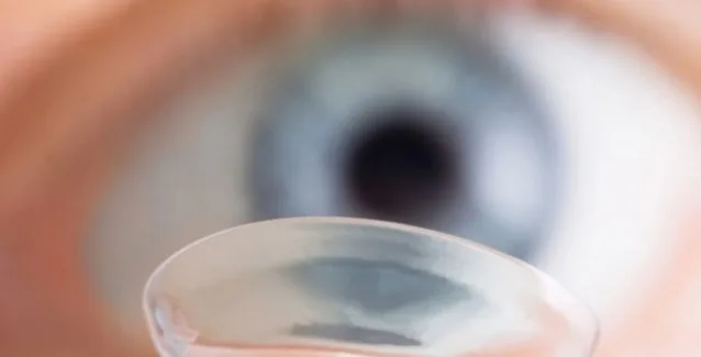 Κοιμάστε με τους φακούς επαφής; Δείτε από τι κινδυνεύετε