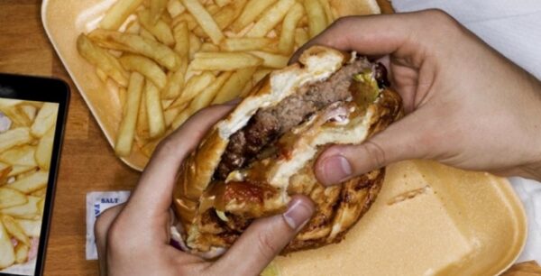 Πώς το fast food προκαλεί σοβαρές ορμονικές ασθένειες