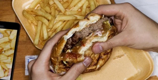 Πώς το fast food προκαλεί σοβαρές ορμονικές ασθένειες