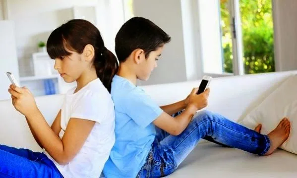 Εφηβεία και υπερβολική χρήση του κινητού: Τι κάνουμε;