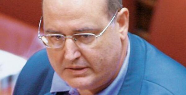 Ο Φίλης ανοίγει τα σχολεία στους πρόσφυγες