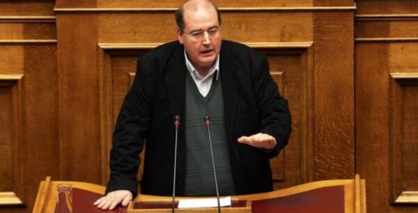 Δύο μηνυτήριες αναφορές στη Βουλή για τα όσα είπε ο Φίλης περί μη γενοκτονίας των Ποντίων