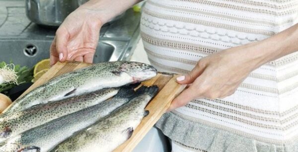 Έλληνες ερευνητές αποκαλύπτουν: Πολλά ψάρια στην εγκυμοσύνη, πολλά κιλά στο παιδί