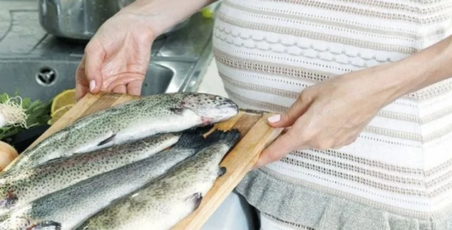 Έλληνες ερευνητές αποκαλύπτουν: Πολλά ψάρια στην εγκυμοσύνη, πολλά κιλά στο παιδί