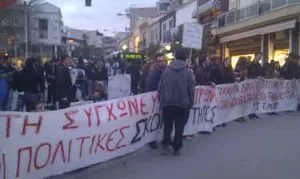 H καθιστική διαμαρτυρία των φοιτητών στους κεντρικούς δρόμους της Κοζάνης – VIDEO