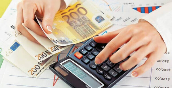 Τι θα γίνει αν μειωθεί το αφορολόγητο; Τα δύο σενάρια – Τι φόρο θα πληρώσουν οι φορολογούμενοι