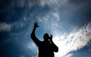 Από πού βγήκε η φράση “λύνει και δένει”;