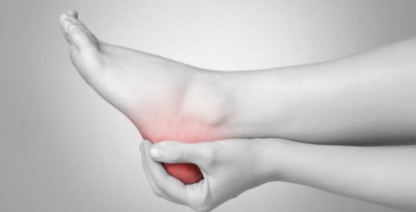 Πονάτε στη φτέρνα; Δείτε πού μπορεί να οφείλεται