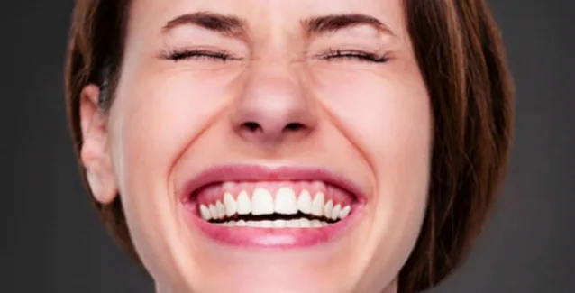 Με ποια σοβαρή πάθηση συνδέεται το μαύρο χιούμορ