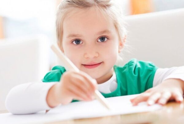 Πώς να βοηθήσετε το παιδί να γράφει σωστά