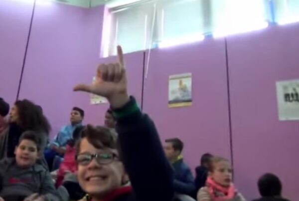 Παράσταση Καραγκιόζη στη νοηματική γλώσσα