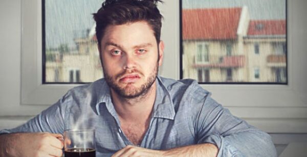 Πονοκέφαλος από hangover: Γιατί συμβαίνει, τι μπορείτε να κάνετε