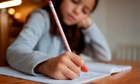 Spiegel – Πρέπει να βοηθούν οι γονείς τα παιδιά στα σχολικά τους καθήκοντα;