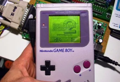 Δείτε πώς αντιδρά η νέα γενιά στο ιστορικό Game Boy! [video]