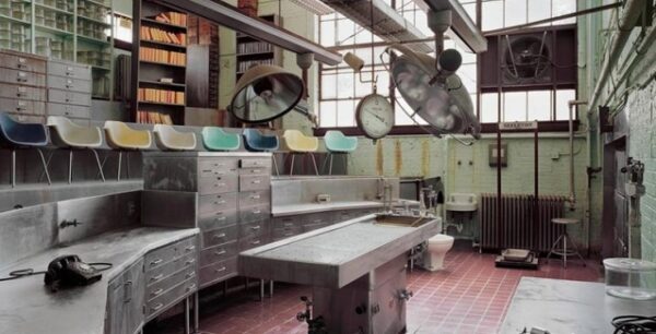 6 χρόνια φωτογράφισης άδειων ιδρυμάτων στις ΗΠΑ