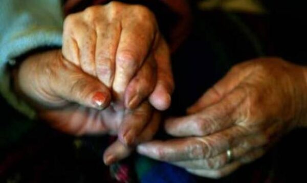 Το μυστικό της ηλικιωμένης γυναίκας !