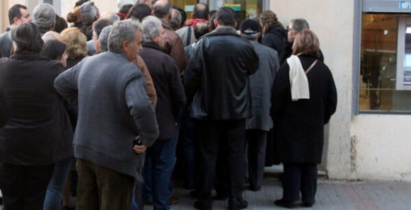 Ουρές συνταξιούχων στις τράπεζες για το έκτακτο βοήθημα (Φωτό+Βίντεο)